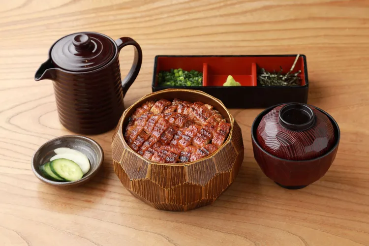 「菊川鰻三吃」嚴選秋田小町米搭配蒲燒鰻魚，承襲名古屋經典吃法，感受鰻魚料理的無限魅力。業者提供