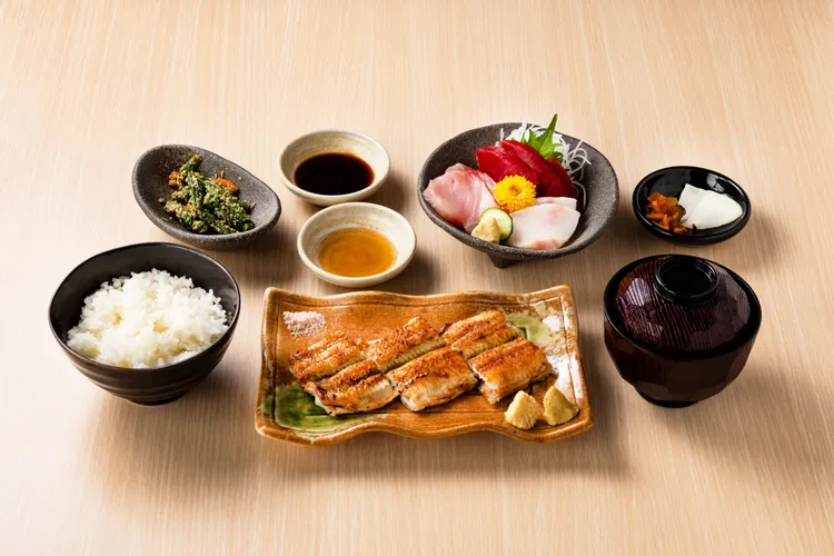 「白燒刺身御膳」選用台灣屏東養殖日本鰻，以關西派經典無醬作法，炭火直烤至外酥內嫩，炭香四溢，呈現鰻魚最天然的鮮甜。業者提供