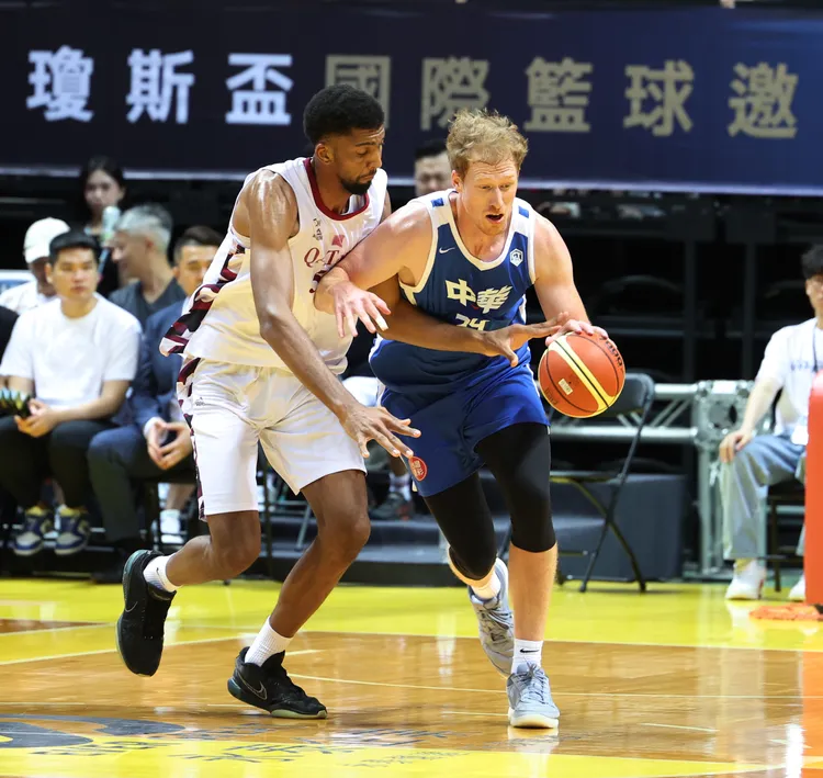 中華隊歸化洋將高柏鎧完成續約，將至少再戰一年。籃協提供