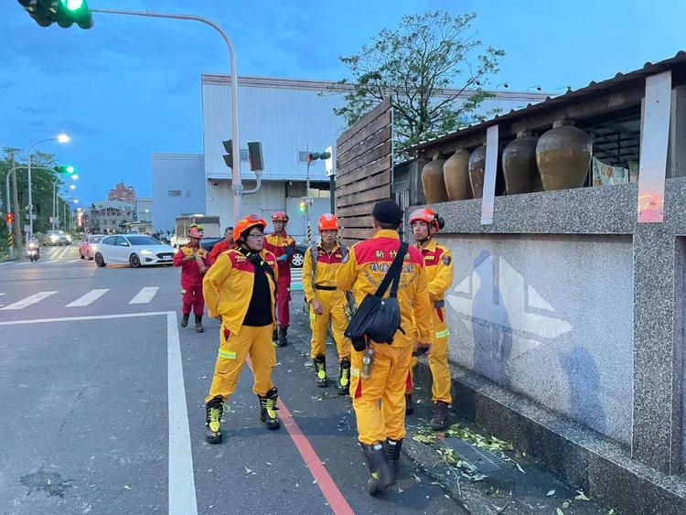 新竹縣特搜隊到嘉義市協助災後復原工作。嘉市府提供