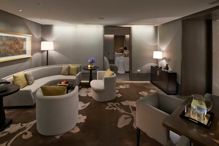 台北文華東方酒店屢獲殊榮的「芳療中心」，擁有由國際著名設計團隊所打造的悠適環境，包含有豪華貴賓雙人芳療室。台北文華東方酒店提供