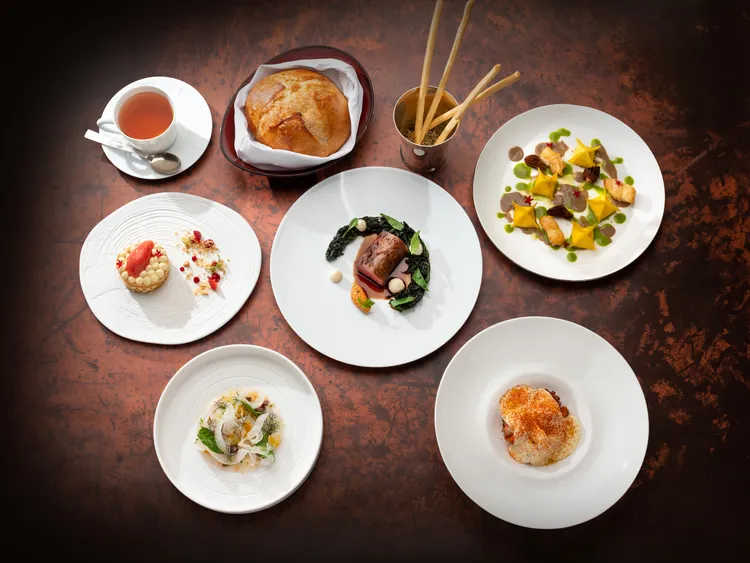 米其林入選「Bencotto」義大利餐廳於8/8晚餐及8/9至8/10午、晚間時段推出五道式父親節限定套餐，義籍主廚艾曼紐．貝爾加莫 (Emanuele Bergamo) 盛邀父親與家人一同感受義大利的夏日氛圍。台北文華東方酒店提供