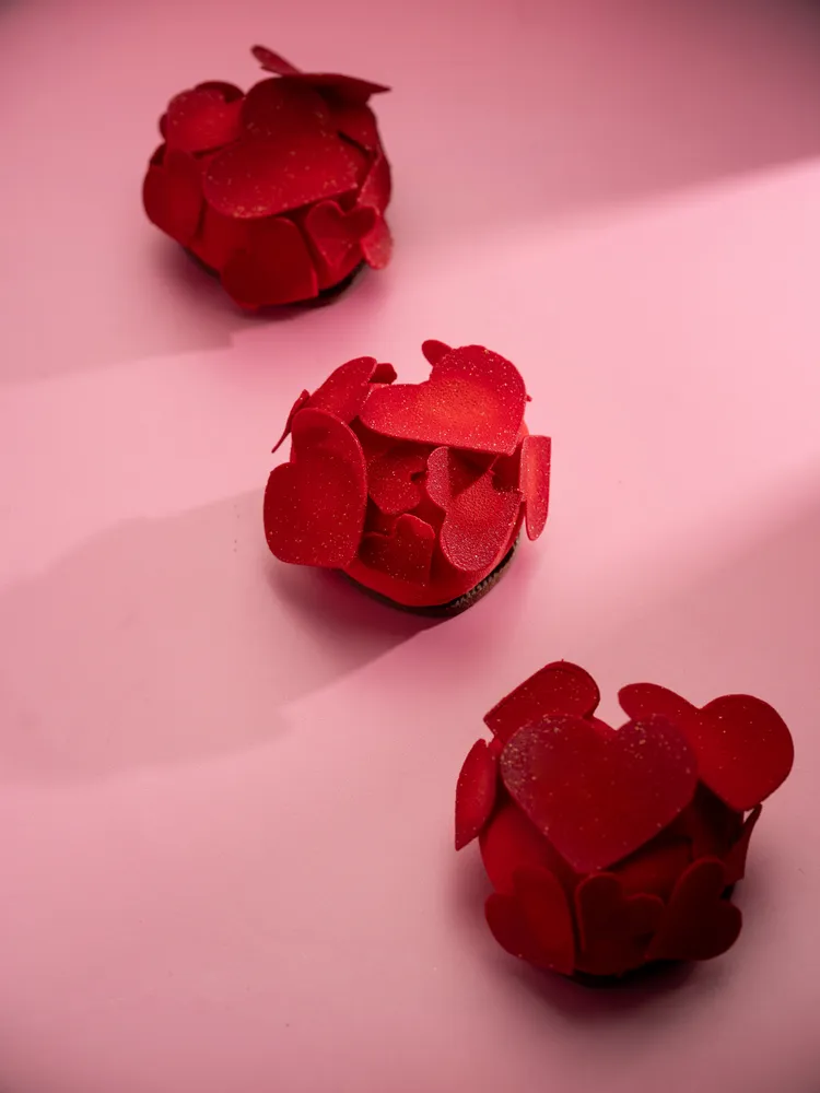 「文華餅房」於8/11起至8/31限定推出七夕情人節「緋語之心」小蛋糕，雋永見證動人的永恆瞬間。台北文華東方酒店提供