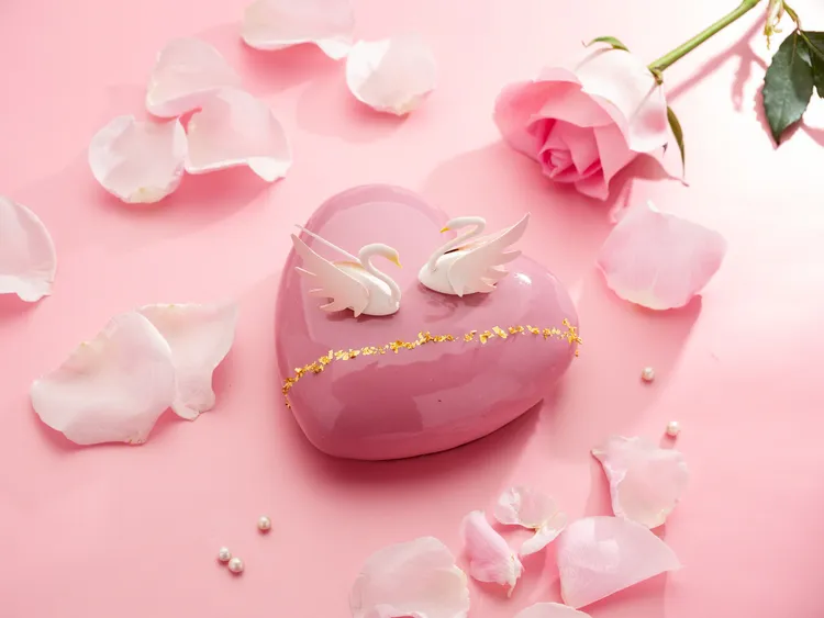 「文華餅房」於8/11起至8/31限定推出七夕情人節「天鵝之吻」主題蛋糕，輕吻下細緻柔美的甜蜜承諾。台北文華東方酒店提供