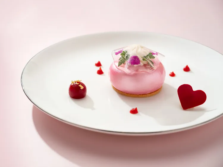 「Bencotto」七夕情人節限定套餐，主廚特製象徵情人之愛的玫瑰拿鐵慕斯甜品。台北文華東方酒店提供