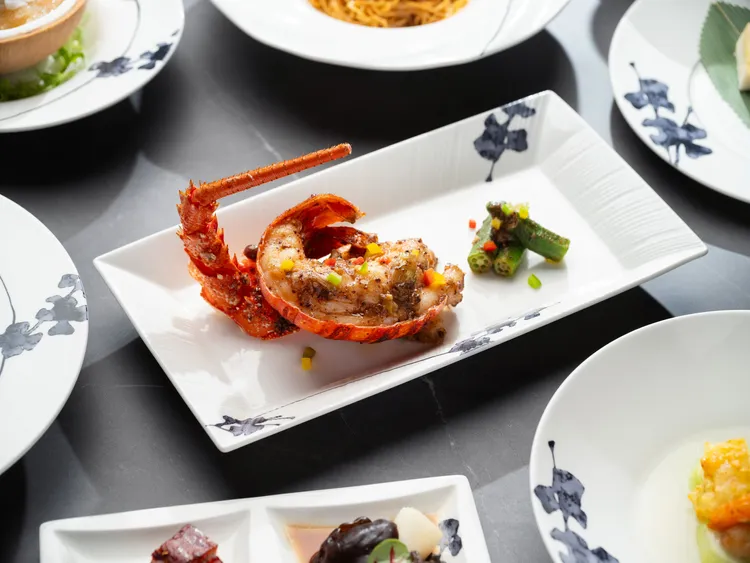 「雅閣」以龍蝦、鮑魚等嚴選頂級食材，打造七道式父親節奢華套餐。台北文華東方酒店提供