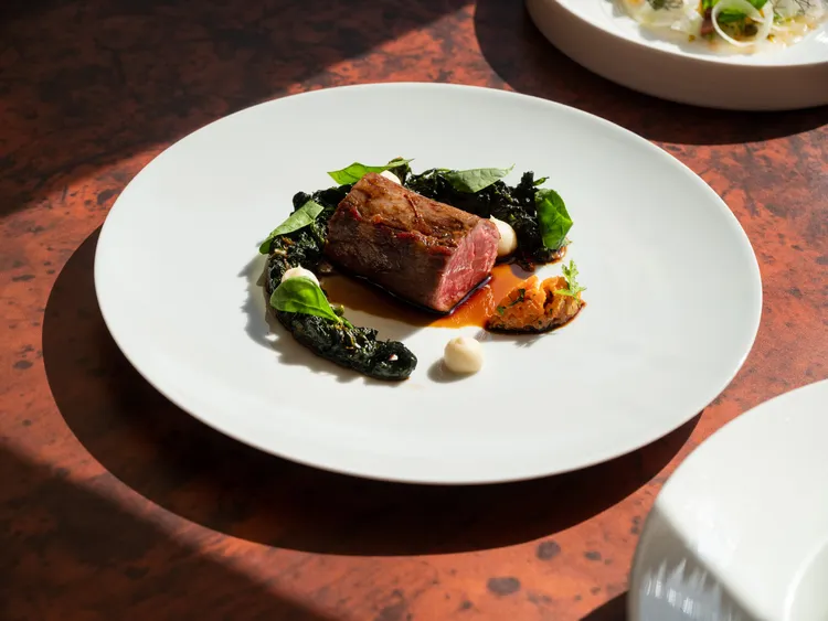 「Bencotto」父親節限定套餐「伊比利豬菲力、菠菜、蘿蔔塔塔、塊根芹」。台北文華東方酒店提供