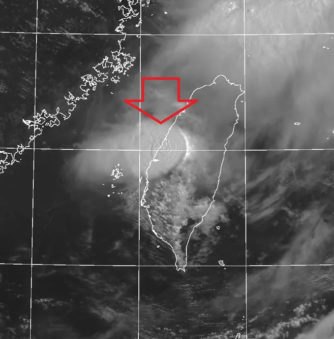 衛星雲圖顯示彰化上方對流胞強盛。中央氣象署