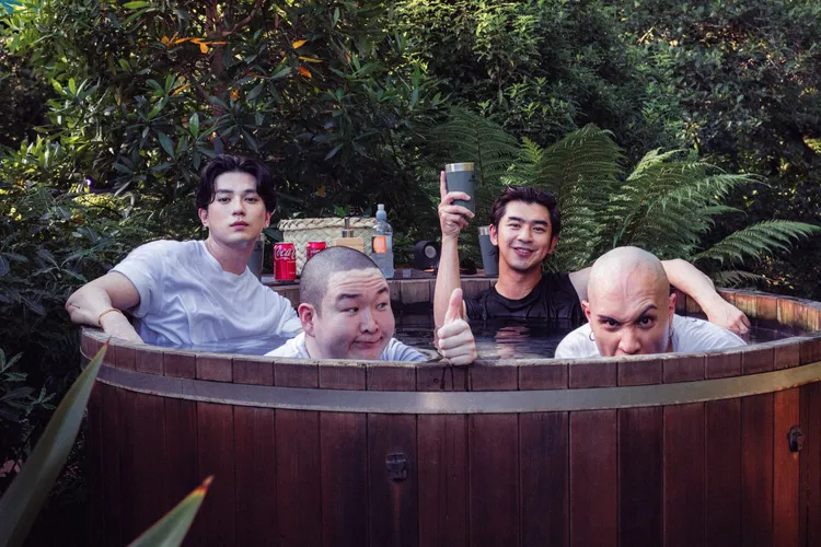 黃宣（前排右起）、草野大成、新田真劍佑（後排右起）和陳柏霖泡溫泉消除疲憊。《出去一下》提供