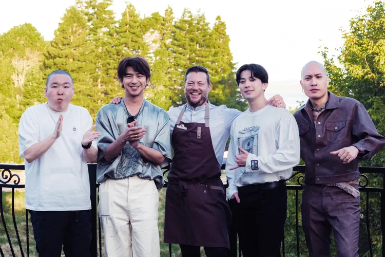 米其林星級大廚Mark Southon（中）的美食讓黃宣（右起）、新田真劍佑、陳柏霖和草野大成讚不絕口。《出去一下》提供