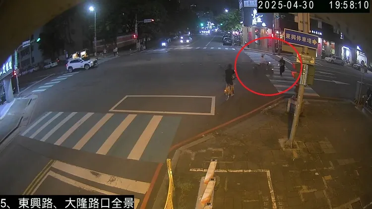 行人闖紅燈被機車撞上。警方提供