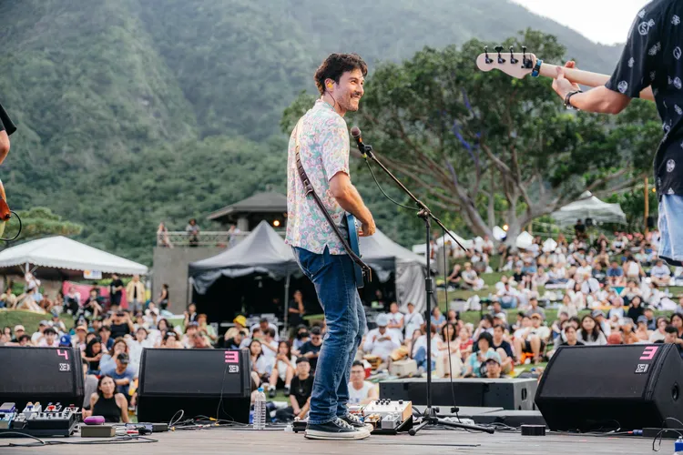 鳳小岳赴台東演出，凌晨5點就開工，精神依舊神彩奕奕，全靠自律運動hold住。東海岸大地藝術節月光海音樂會提供