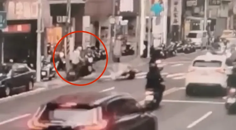 85歲周姓老翁路邊等過馬路，遭一旁機車車禍波及，肢體有挫傷送醫。翻攝畫面