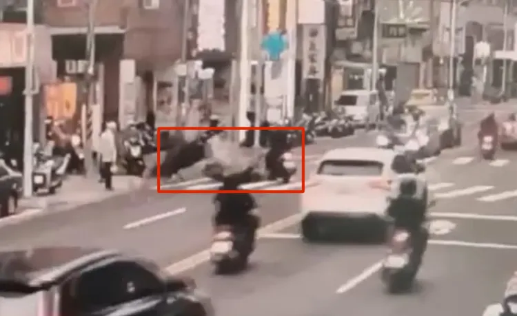 女騎士左轉時疑似未禮讓直行男騎士，在路口撞成一團。翻攝畫面