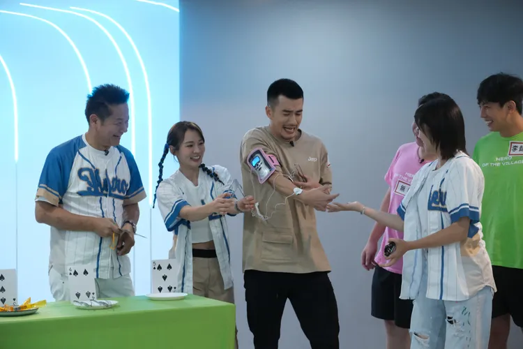 JR（中）不敵電擊，崩潰急喊卡。東森綜合台提供