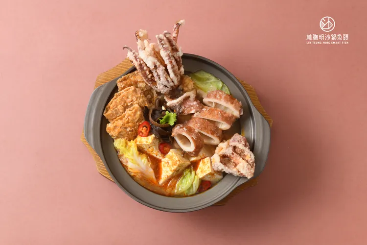 融入台灣夜市人氣酥炸大魷魚的「沙鍋魷魚套餐」。林聰明沙鍋魚頭提供