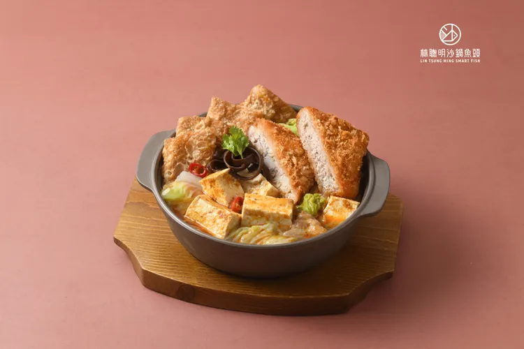 「沙鍋鬼頭刀魚排套餐」選用通過海洋之心永續標章驗證，具產銷監管鏈證書的黃金鬼頭刀魚排。林聰明沙鍋魚頭提供