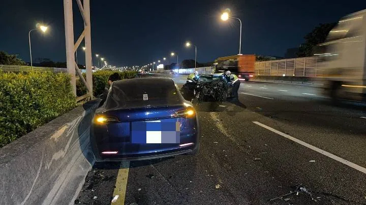 現場造成5車連環撞，2人受傷送醫，所幸並無大礙。翻攝照片