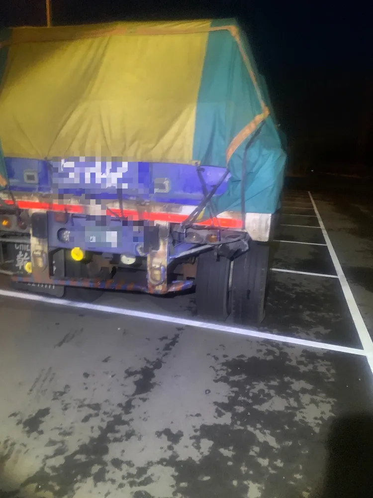 被撞的聯結車。民眾提供