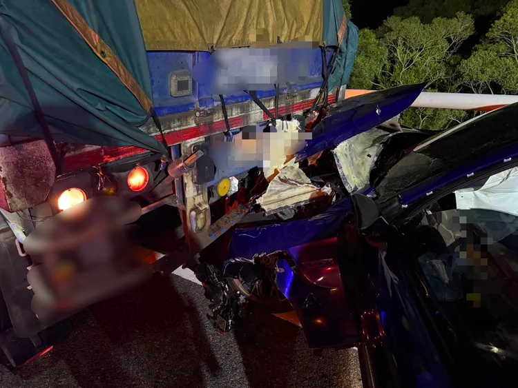 瑪莎拉蒂車頭全毀，卡在聯結車下方動彈不得。民眾提供