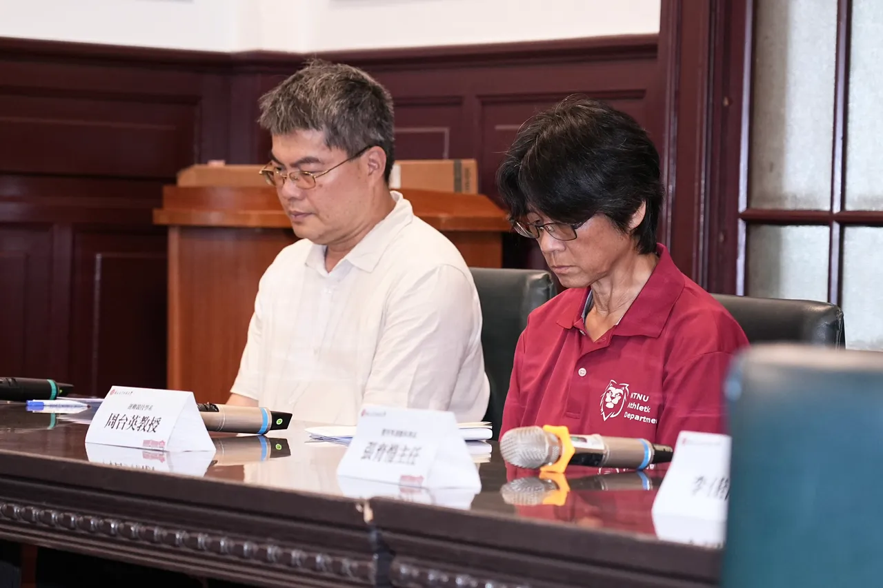 国科会精准运科研究计划主持人陈忠庆(左)、台师大女足队前教练周台英。彭欣伟摄