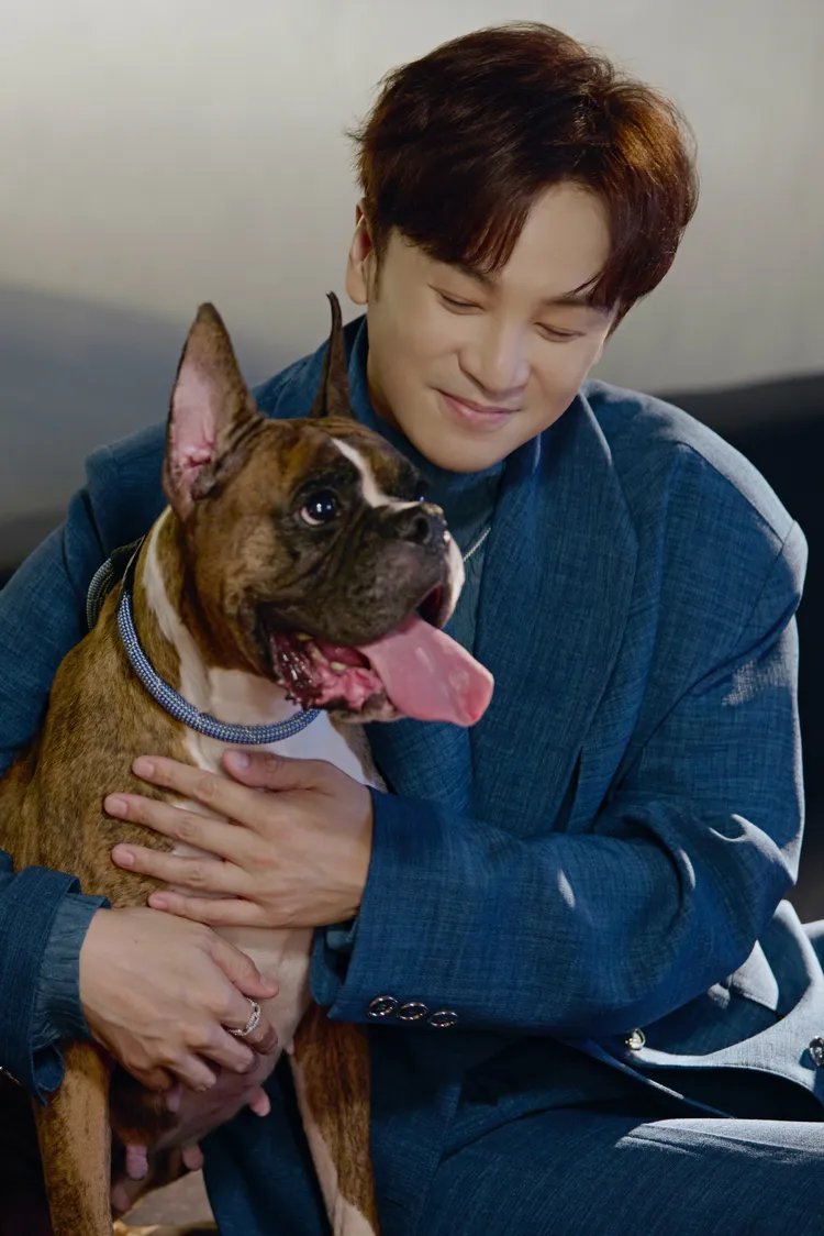 導演安排大型拳獅犬與書偉合拍入鏡。相信音樂提供