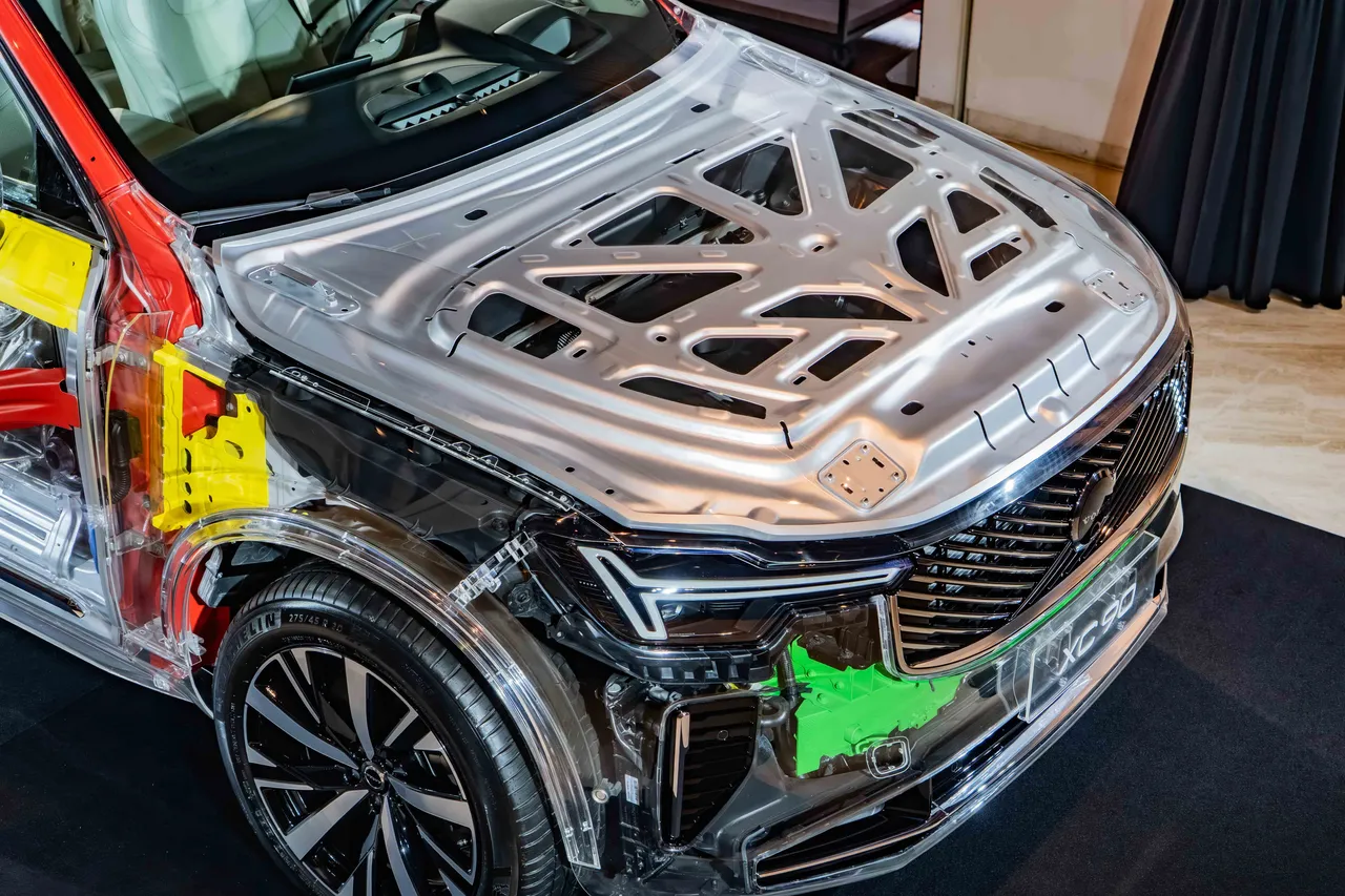 针对正面撞击常见的事故型态,XC90在车头设计中采用了可预设变形的溃缩结构。业者提供