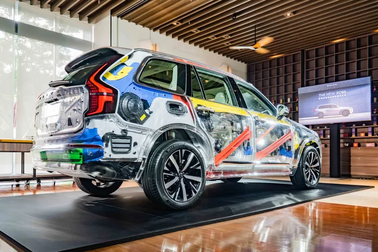 車體主要結構大量運用熱成型硼鋼，不僅涵蓋前後車體，更延伸至第三排座椅下方，以提升全車乘員的保護力。業者提供