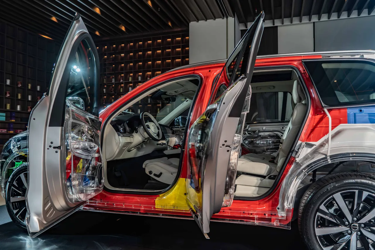 侧撞防护方面,VOLVO特有的SIPS系统能有效分散撞击力道至车体其他区域。业者提供