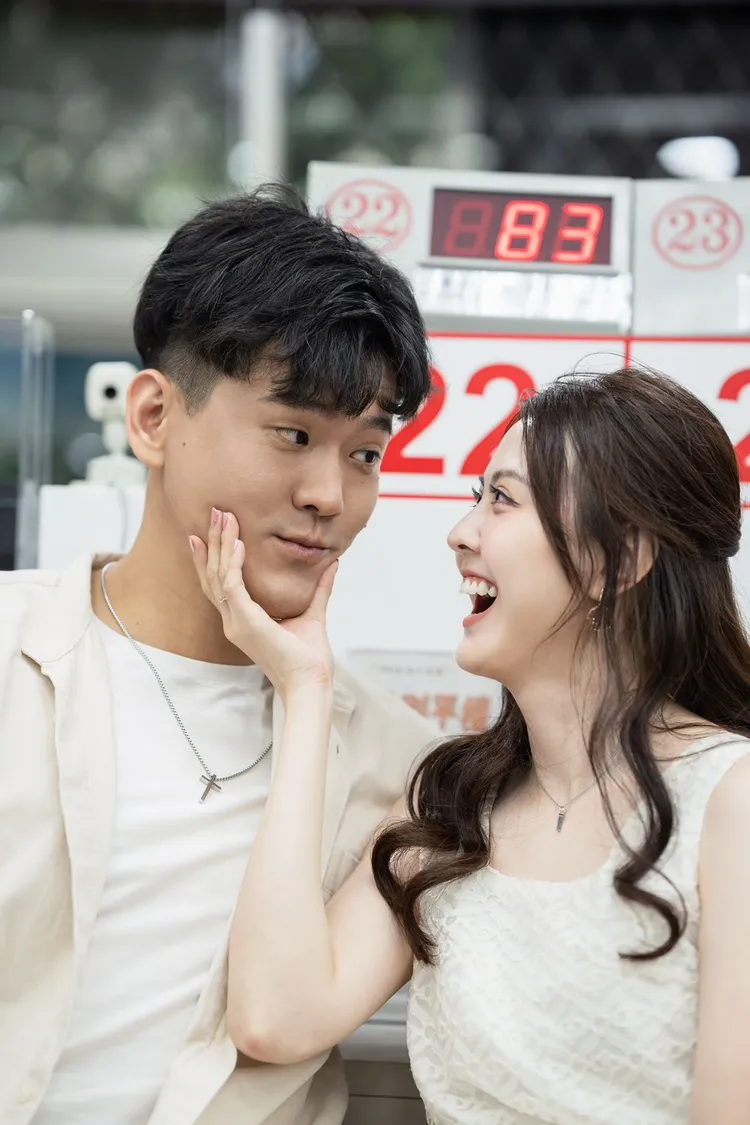 張晏塵和老公不畏風雨登記結婚。張晏塵提供