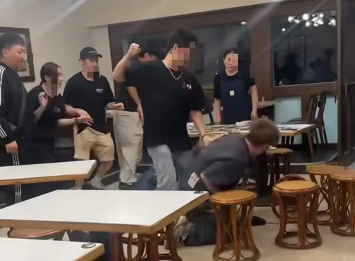 吃飯聊政治也不行!3顧客稱「立場不同」被鄰桌牛富4員工毆打 店家發聲了