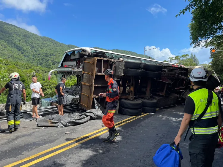 砂石車失控撞上對向客運，導致數十人受傷、1人身亡。葉先鵬攝