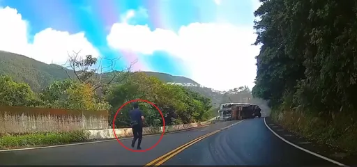 万里砂石车逆撞客运!1乘客送医抢救不治 后车惊悚视角曝光
