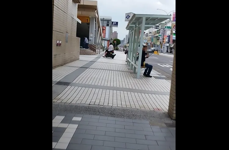 騎士逆向後又到捷運站疑似接人。讀者提供