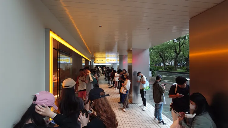 I'm donut ? 遇上颱風天仍有大批人潮。施養正攝