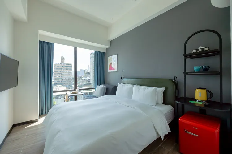 瀚寓夏天標準雙人房空間簡約溫馨，入住「漫遊北城。交通暢行」專案，連住兩晚即贈北北基好玩卡交通暢遊一日券。瀚寓夏天提供