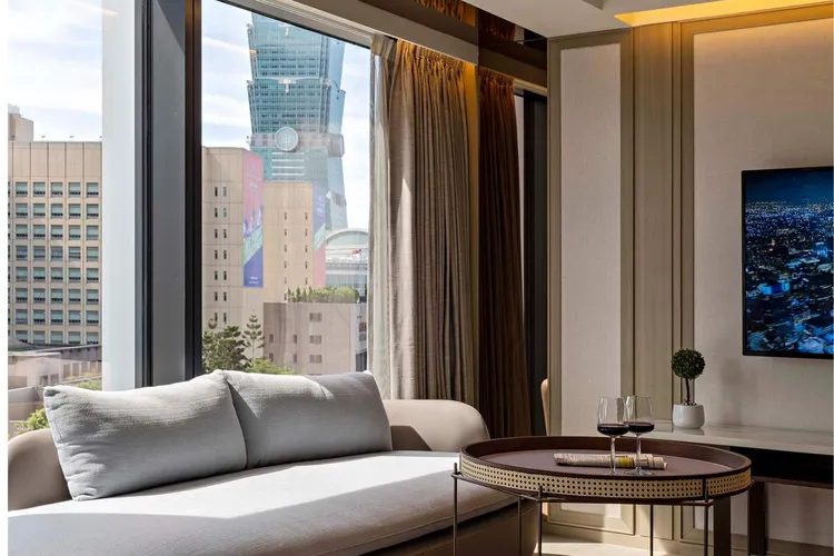 入住瀚寓酒店「漫遊北城。交通暢行」專案，於景觀豪華客房內欣賞101大樓，還能用交通暢遊券前往北北基各大景點。瀚寓酒店提供