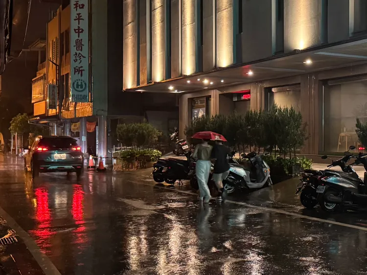 薇帕颱風襲台，花蓮街頭風強雨急，行人撐傘也難擋雨勢。張綵茜攝