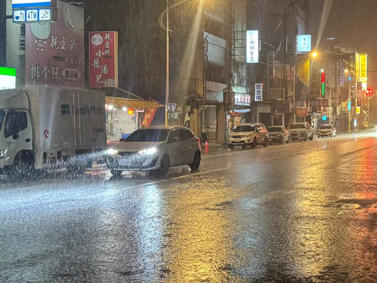 中央氣象署發布豪雨特報，花蓮晚間風大雨強，市區行人寥寥可見。張綵茜攝