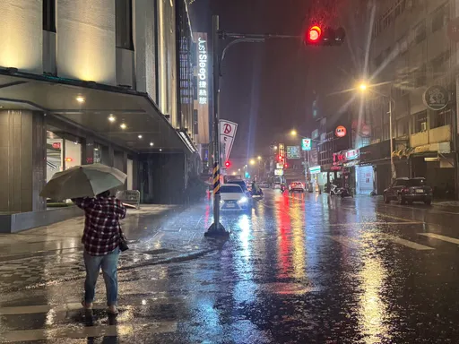 薇帕台风发威!8区域豪雨警戒 晚间花莲街头风雨交加、伞难撑