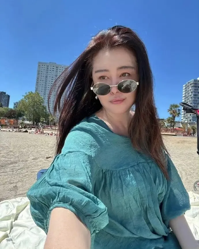 王祖賢曬海灘日光浴照。翻攝微博