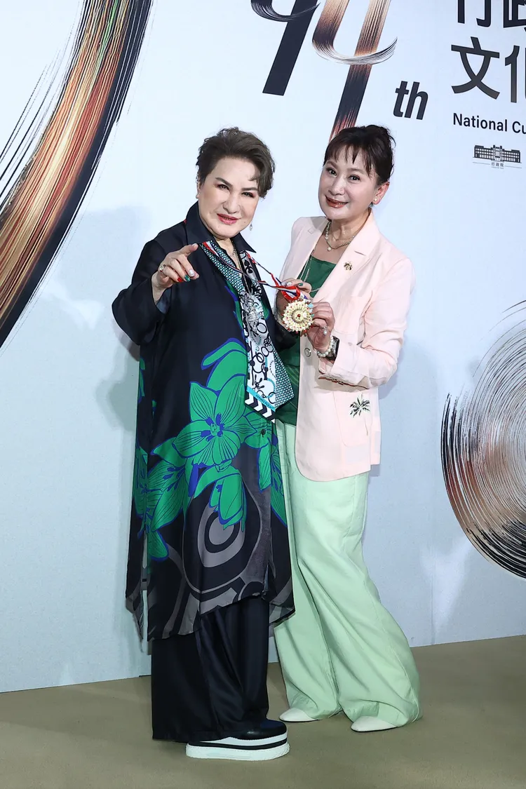 楊麗花（左）和徒弟楊亞蘭一起合影。攝影中心攝影