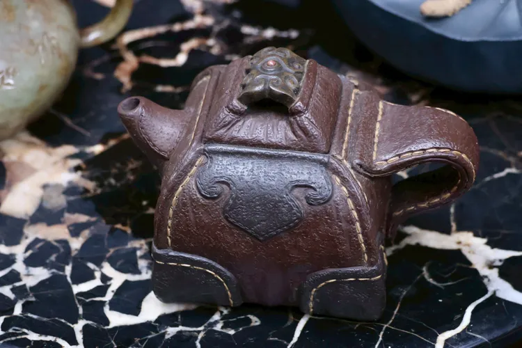 生活簡單的邱義榮，也喜歡收集茶壺怡情養性，名家茶壺沒有一支價格低於5萬元以下，有的甚至是6位數。莊宗達攝