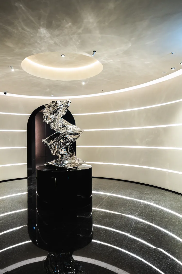 蔣友柏為ONCOR台中店打造大型藝術作品《龍騰四海》。業者提供