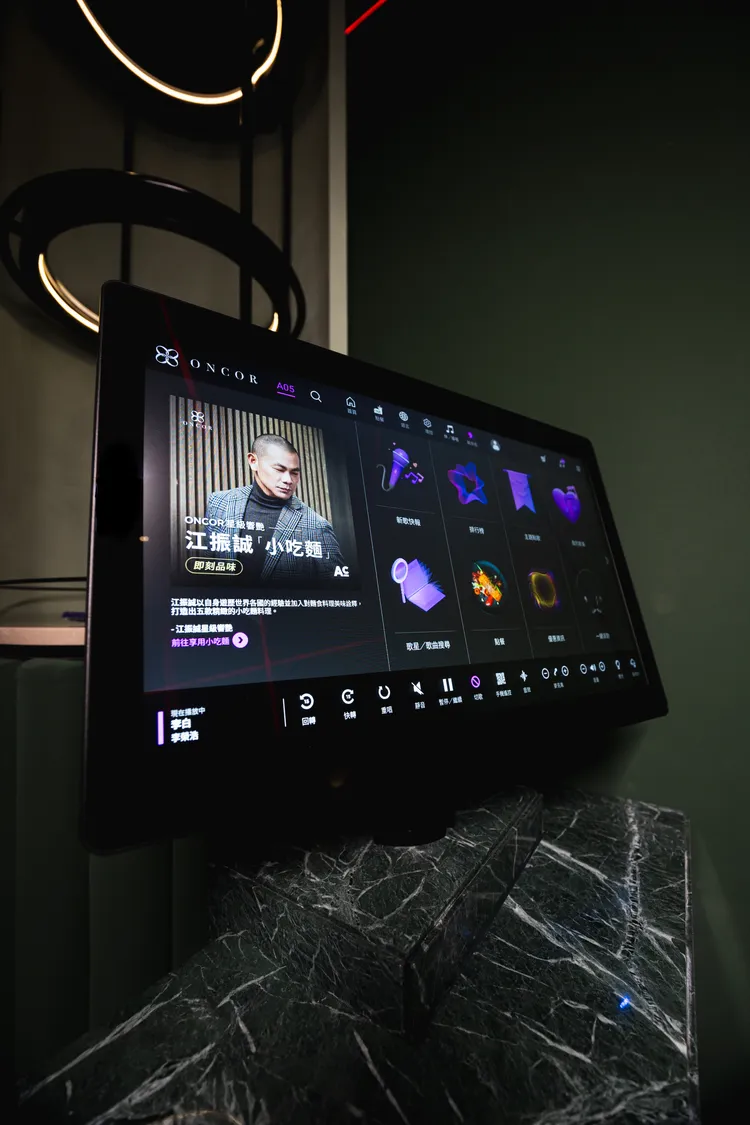 ONCOR 響艷都市會所七期旗艦店的點餐、點歌機。業者提供