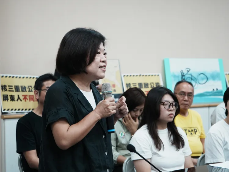 永勝5號獨立書店創辦人翁禎霞指出，在野黨以短短33字的公投主文，是對未來世代極不負責任的事。翻攝畫面