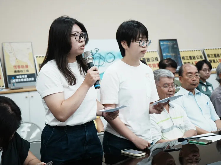 好屏青年協會理事長林亮吟及理事丁映瑄表示，國會在野黨發起的核三重啟全國公投，是是一貫的重北輕南。翻攝畫面