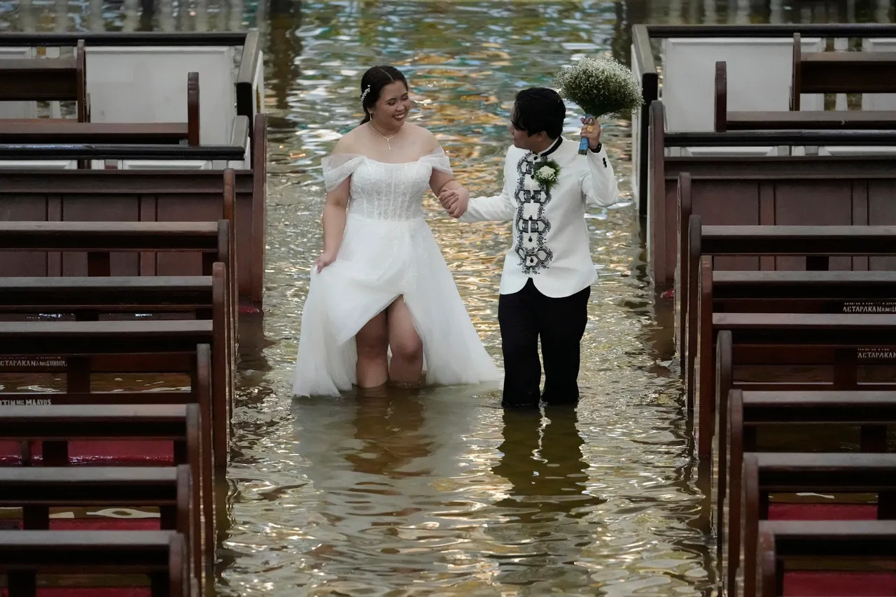 菲律宾连日豪雨造成多人受灾,这对新人决定克服困难结婚。美联社