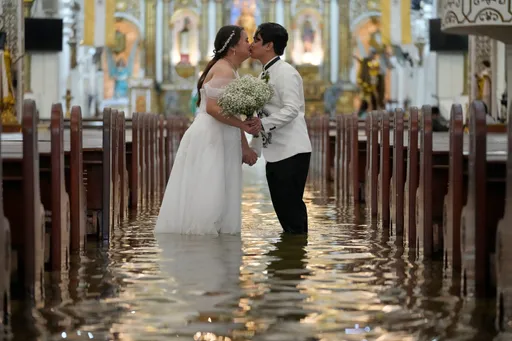 風雨中的浪漫 菲律賓新人涉水成婚