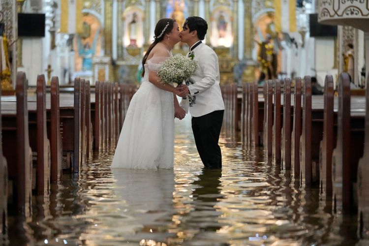 風雨中的浪漫　菲律賓新人涉水成婚